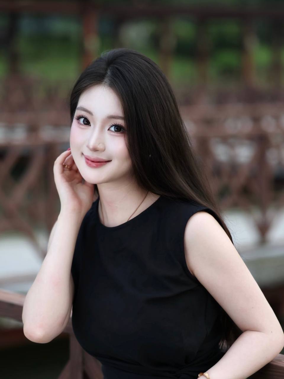 她把镜子擦亮后看见光